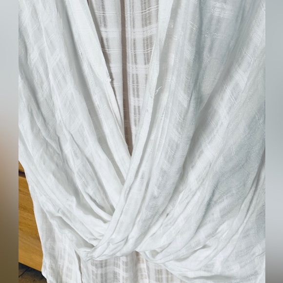 Silence & Noise High Low Wrap Front Blouse NWT White Size M - Picture 5 of 7